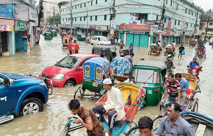 সিলেট নগরের নবাবরোড, ঘাসিটুলা, শামীমাবাদ, কানিশাইল, মজুমদারপাড়া, তালতলা, জামতলা, মির্জাজাঙ্গাল, কালীঘাট, মাছিমপুরসহ আরও অনেক এলাকা বন্যার পানিতে প্লাবিত হয়ে গেছে। ছবি: ছামির মাহমুদ