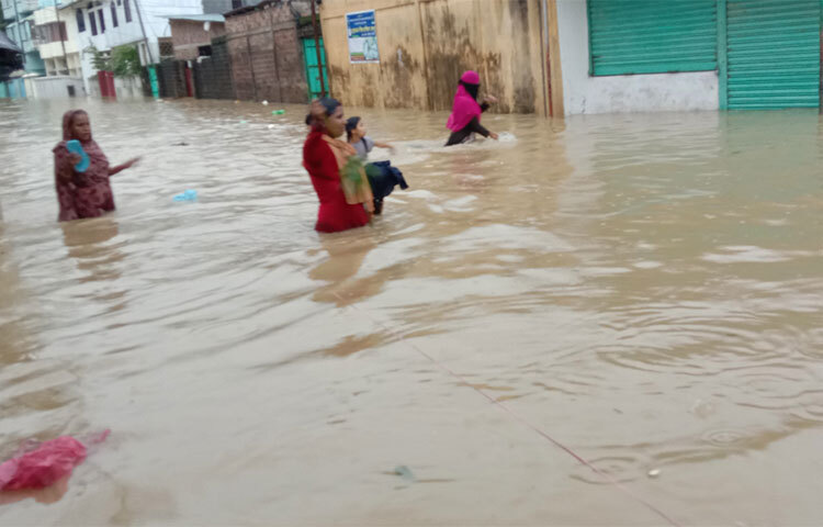 বন্যা পরিস্থিতির অবনতি হওয়ায় সিলেট বিভাগের বেশির ভাগ এলাকার যোগাযোগব্যবস্থা ভেঙে পড়েছে। টেলিফোন নেটওয়ার্ক অকার্যকর হয়ে গেছে। মানুষ আশ্রয়হীন হয়ে পড়েছেন। ছবি: ছামির মাহমুদ