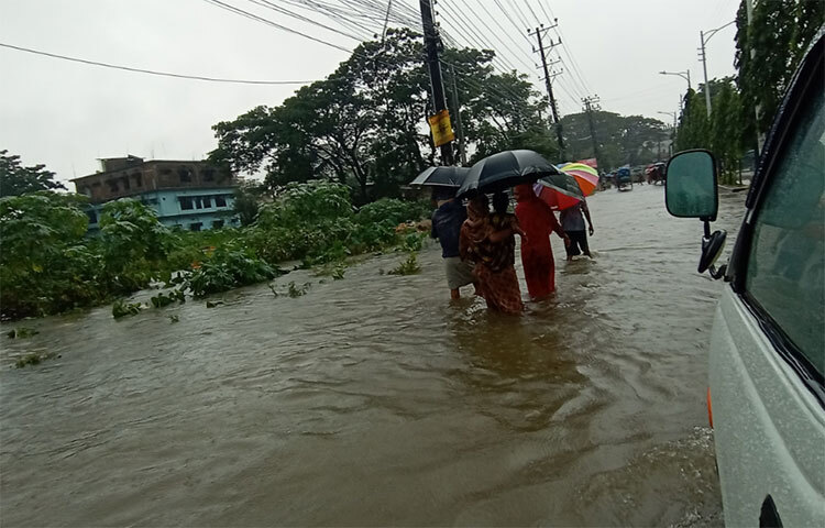 সিলেটে কোথাও বন্যার পানি এক থেকে দের ফুট বেড়েছে আবার কোথাও সমপরিমাণ পানি কমেছে। এই বাড়া-কমার মধ্যে বন্যা সতর্কীকরণ কেন্দ্র বলছে সিলেটে বন্যা পরিস্থিতির আরও অবনতি হবে। ছবি: ছামির মাহমুদ