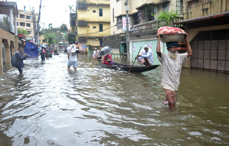 সিলেটের উজানে ভারত থেকে নেমে আসা ঢল ও টানা বৃষ্টিতে সৃষ্ট স্মরণকালের ভয়াবহ বন্যায় পাঁচদিন ধরে আটকে আছেন কয়েক লক্ষাধিক মানুষ। ছবি: ছামির মাহমুদ