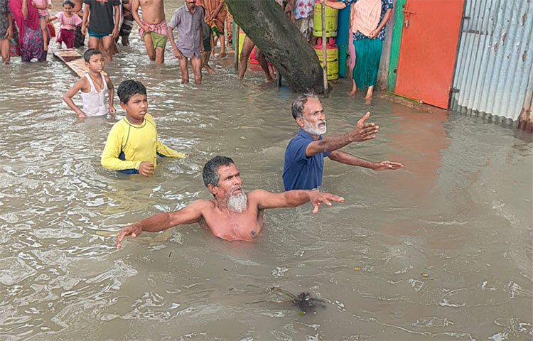 সুনামগঞ্জের বানভাসি মানুষ নৌযান দেখলেই ত্রাণের আশায় ঝুঁকি নিয়ে ছুটে যাচ্ছেন। ছবি: লিপসন আহমেদ