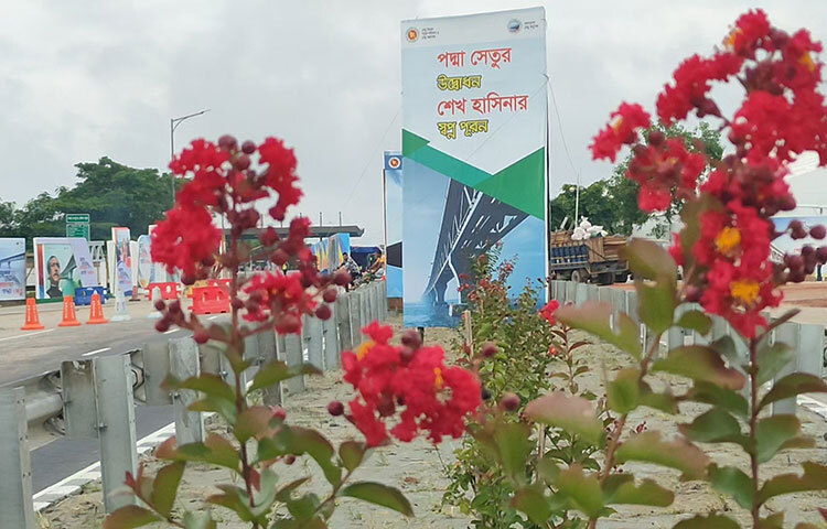পদ্মা সেতুর উদ্বোধন উপলক্ষে পদ্মার পাড় সাজানো হয়েছে। ছবি: আরাফাত রায়হান সাকিব