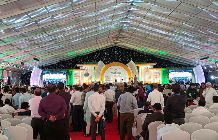 আজ স্বপ্নের পদ্মা সেতুর উদ্বোধন করা হয়েছে। সকাল সাড়ে এগারোটার দিকে প্রধানমন্ত্রী শেখ হাসিনা মুন্সিগঞ্জের মাওয়া প্রান্তের পদ্মা সেতুর উদ্বোধনী মঞ্চে এসে উপস্থিত হন। ছবি: জাগো নিউজ