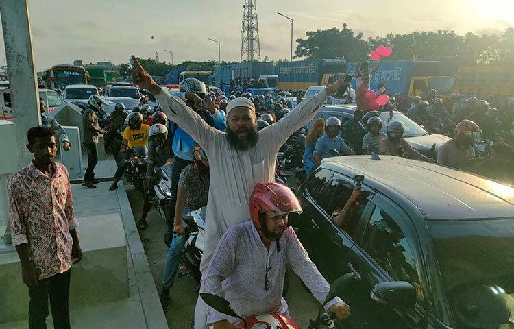 আজ ভোর ৫টা ৪০ মিনিটে সর্বসাধারণের জন্য খুলে দেওয়া হয় পদ্মা সেতু। দক্ষিণাঞ্চলের মানুষের দীর্ঘ প্রতীক্ষিত পদ্মা সেতু পার হয়ে ঢাকায় আসতে দীর্ঘদিন যে অসহনীয় দুর্ভোগ ও কষ্ট ছিল আজ থেকেই তা দূর হয়েছে। ছবি: জাগো নিউজ