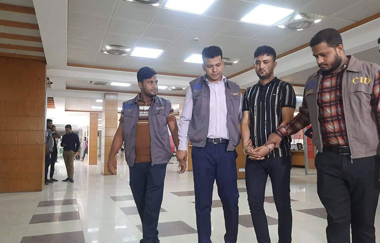 পদ্মা সেতুর রেলিংয়ের নাট-বল্টু খোলার অপরাধে আটক বায়েজিদ তালহাকে আজ সিআইডির সংবাদ সম্মেলের সময় উপস্থিত করা হয়। আজ দুপুরে রাজধানীর মালিবাগ সিআইডি কার্যালয়ে আয়োজিত সংবাদ সম্মেলনে সংবাদিকদের বিভিন্ন প্রশ্নে জবাব দেন সিআইডির সাইবার পুলিশের বিশেষ পুলিশ সুপার মো. রেজাউল মাসুদ। ছবি: জাগো নিউজ