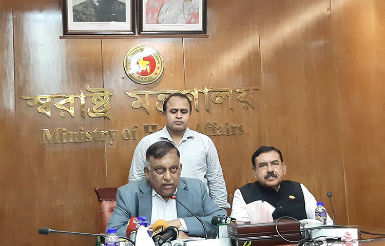 নড়াইলে একজন অধ্যক্ষকে জুতার মালা পরানোর ঘটনায় কার কতটুকু গাফিলতি তা খতিয়ে দেখা হচ্ছে বলে জানিয়েছেন স্বরাষ্ট্রমন্ত্রী আসাদুজ্জামান খান কামাল। ঈদুল আজহা উপলক্ষে আজ সচিবালয়ে সার্বিক আইনশৃঙ্খলা স্বাভাবিক রাখতে এবং শিল্পাঞ্চলে আইনশৃঙ্খলা পরিস্থিতি নিয়ন্ত্রণ বিষয়ক সভা শেষে সাংবাদিকদের প্রশ্নের জবাবে এ কথা জানান স্বরাষ্ট্রমন্ত্রী। ছবি: জাগো নিউজ