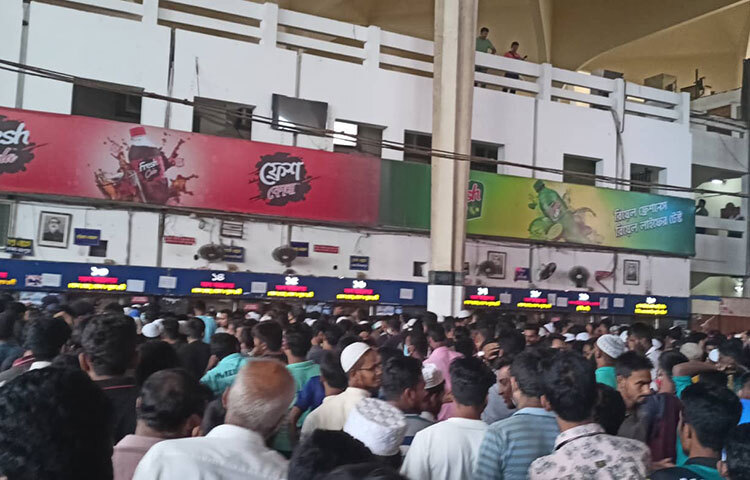 ঈদুল আজহা উপলক্ষে শুরু হয়েছে ট্রেনের অগ্রিম টিকিট বিক্রি। আজ সকাল ৮টা থেকে এই টিকিট বিক্রি শুরু হয়। এদিন দেওয়া হয়েছে ৫ জুলাইয়ের টিকিট। তবে টিকিট বিক্রির প্রথম দিনেই তিন ঘণ্টার মধ্যে প্রায় সব টিকিট শেষ হয়ে যায়। ছবি: বিপ্লব দিক্ষিৎ