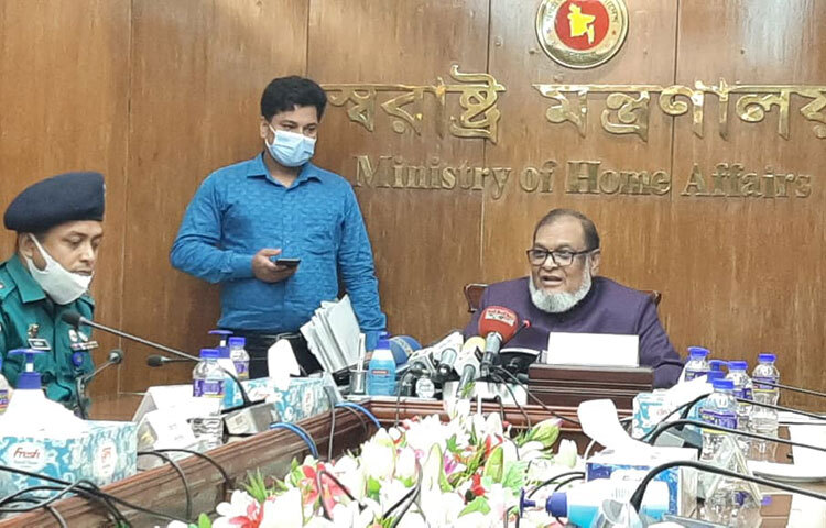 গুরুতর অপরাধ করলে যেন আইনি পদক্ষেপ নেওয়া যায়, এজন্য শিশু আইনে শিশুদের বয়স ১৮ বছর থেকে কমানোর সিদ্ধান্ত নিয়েছে আইনশৃঙ্খলা সংক্রান্ত মন্ত্রিসভা কমিটি। আজ বিকেলে স্বরাষ্ট্র মন্ত্রণালয়ের সম্মেলন কক্ষে অনুষ্ঠিত আইনশৃঙ্খলা সংক্রান্ত মন্ত্রিসভা কমিটির বৈঠকে এ সিদ্ধান্ত নেওয়া হয়। ছবি: জাগো নিউজ