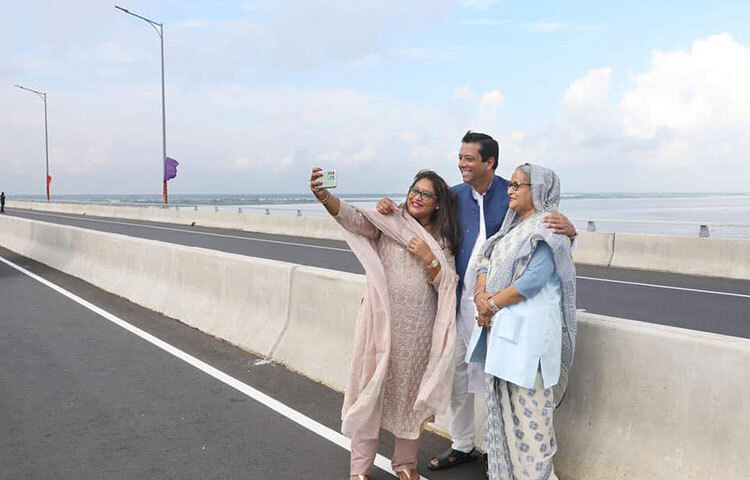 প্রধানমন্ত্রী শেখ হসিনা আজ গোপালগঞ্জের টুঙ্গিপাড়ায় যাওয়ার পথে পদ্মা সেতু পার হওয়ার সময় ছেলে সজীব ওয়াজেদ জয় ও মেয়ে সায়মা ওয়াজেদ পুতুলকে নিয়ে পদ্মা সেতুতে ক্যামেরা বন্দি হন। ছবিটি সামাজিক যোগাযোগ মাধ্যমে মুহূর্তেই ভাইরাল হয়ে যায়। ছবি: ইয়াসিন কবির জয়
