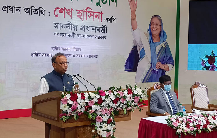 স্থানীয় সরকারমন্ত্রী মো. তাজুল ইসলাম বলেছেন, জনপ্রতিনিধি যে দলেরই হোক না কেন, ভালো কাজের প্রশংসা তার করতে হবে। ভালো কাজের স্বীকৃতি না দেওয়ার কোনো কারণ নাই। আজ রাজধানীর ওসমানী স্মৃতি মিলনায়তনে কুমিল্লা সিটি করপোরেশনের সদ্য নির্বাচিত মেয়র ও কাউন্সিলরদের শপথ অনুষ্ঠানে তিনি এসব কথা বলেন। ছবি: জাগো নিউজ