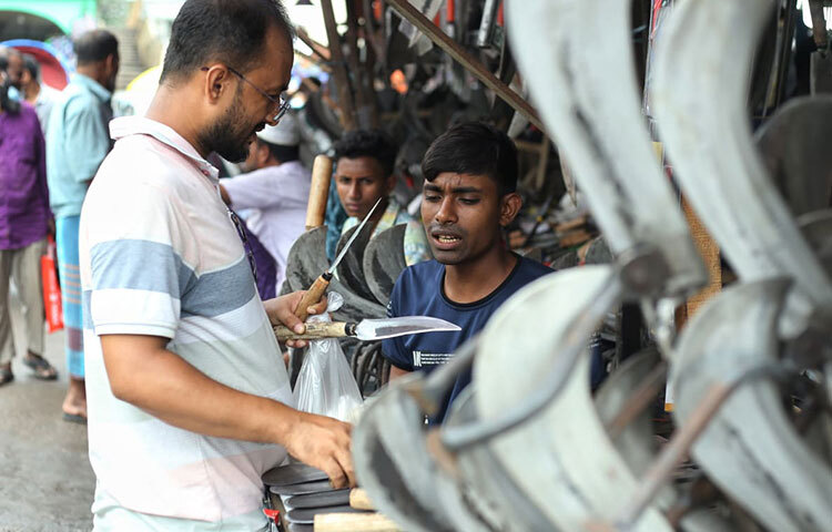 পবিত্র ঈদুল আজহার মাত্র একদিন আগে ব্যস্ত হয়ে উঠেছে রাজধানীর কামারপাড়া ও ছুরি-চাপাতির দোকানিরা। ধারালো ছুরি-চাপাতি, দা-বঁটি, চাকু-ছেনি, কাতানি-কুঁড়ানিসহ কোরবানির কাজে ব্যবহৃত বিভিন্ন সরঞ্জাম তৈরি ও বিক্রিতে ব্যস্ত সময় পার করছেন তারা। ছবি: বিপ্লব দিক্ষিৎ
