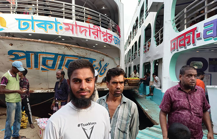 সড়ক পথে নানা দুর্ভোগ ও ভোগান্তির কথা চিন্তা করে ঈদের আগ মুহূর্তে শেষ দিনে দক্ষিণবঙ্গের অনেকেই বাড়ি ফিরছেন লঞ্চে। সকাল থেকেই লঞ্চগুলোতে ছিল বেশ ভিড়। ছবি: বিপ্লব দিক্ষিৎ