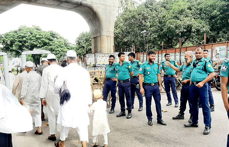 রাজধানীর জাতীয় ঈদগাহ ময়দানে আজকের ঈদের জামাত উপলক্ষ্যে ব্যাপক নিরাপত্তা ব্যবস্থা নেওয়া হয়। ছবি: বিপ্লব দিক্ষিৎ