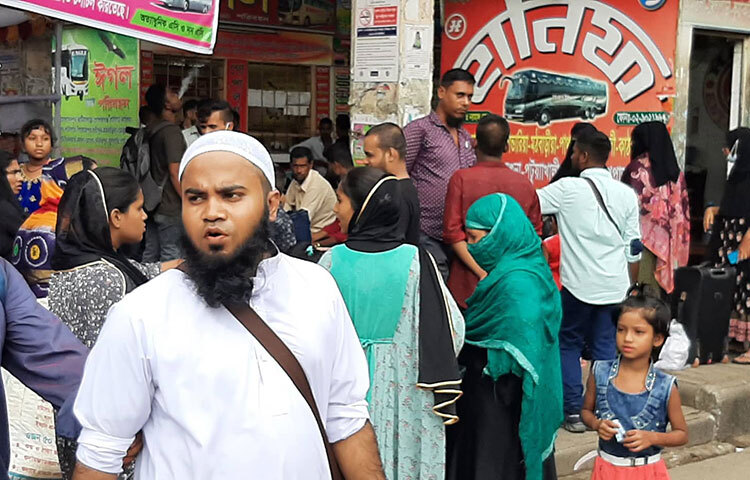 ঢাকায় বসবাস করা মানুষ ঈদের পরদিনও গ্রামের বাড়িতে ছুটছেন। সকাল থেকে গাবতলী দূরপাল্লার বাস কাউন্টারে ভিড় দেখা গেছে। গণপরিবহনে যাত্রীর চাপ বেশি থাকায় কোনো কোনো পরিবহন বাড়তি ভাড়া আদায় করছে বলেও অভিযোগ পাওয়া গেছে। ছবি: বিপ্লব দিক্ষিৎ