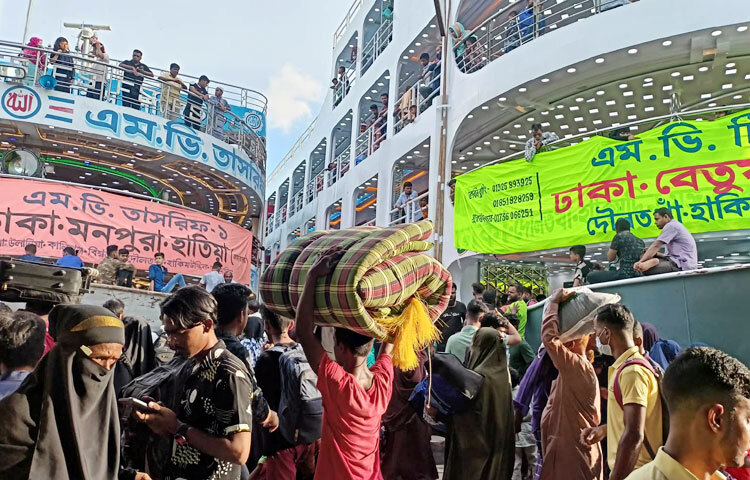 ঈদের ছুটি শেষে আজও দেশের দক্ষিণাঞ্চলের মানুষ রাজধানীতে ফিরছেন। আজ সকালে সরঘাটে গিয়ে ঢাকায় ফেরা মানুষের চাপ দেখা গেছে। ছবি: বিপ্লব দিক্ষিৎ