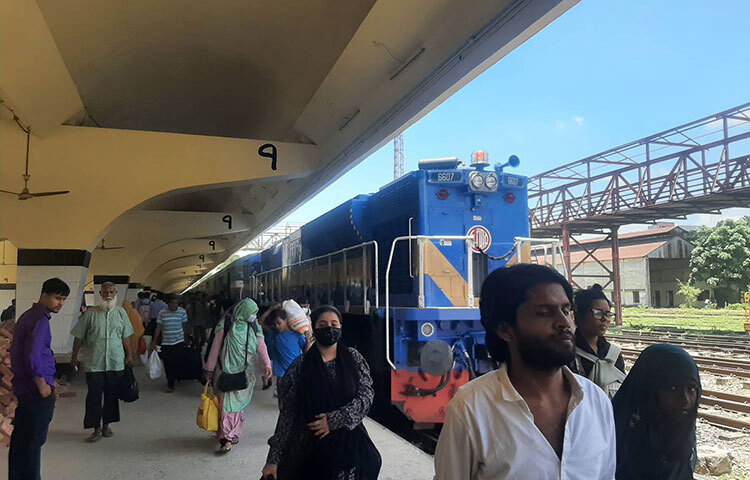 ঈদুল আজহার ছুটি কাটিয়ে রাজধানীতে আজও রাজধানীতে ফিরছেন বিভিন্ন শ্রেণি-পেশার মানুষ। আজ রাজধানীর কমলাপুর রেলস্টেশনে গিয়ে এমন দৃশ্য দেখা গেছে। ছবি: বিপ্লব দিক্ষিৎ