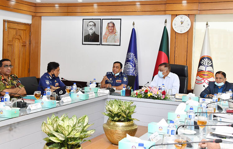 পুলিশকে আধুনিক করে সক্ষমতা বাড়াতে চাই বলে জানিয়েছেন স্বরাষ্ট্রমন্ত্রী আসাদুজ্জামান খান কামাল। তিনি বলেন, পুলিশকে অনেক চ্যালেঞ্জ মোকাবিলা করতে হয়। তাদেরকে সঠিকভাবে প্রশিক্ষিত না করতে পারলে আইনশৃঙ্খলা রক্ষা করা কঠিন হয়ে পড়বে। আজ রাজধানীর মিরপুরে পুলিশ স্টাফ কলেজে অনুষ্ঠিত প্রতিষ্ঠানটির ১৮তম বোর্ড সভায় তিনি এসব কথা বলেন। ছবি: জাগো নিউজ