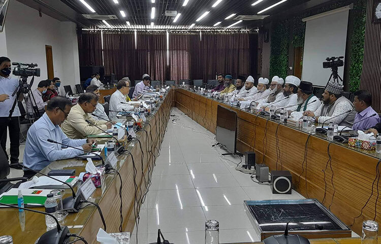 প্রধান নির্বাচন কমিশনার (সিইসি) কাজী হাবিবুল আউয়াল বলেছেন, রাজনৈতিক দায়িত্ব আমাদের ওপর চাপিয়ে দেবেন না। আপনাদের রাজনৈতিক দায়িত্ব আপনাদের পালন করতে হবে। এতে আমাদের সমর্থন থাকবে। আজ নির্বাচন ভবনে বাংলাদেশ ন্যাশনাল আওয়ামী পার্টি-বাংলাদেশ ন্যাপের সঙ্গে সংলাপে এসব কথা বলেন সিইসি। ছবি: জাগো নিউজ