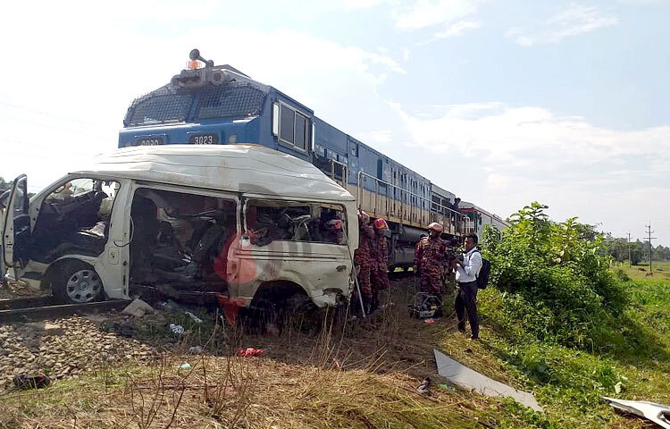 চট্টগ্রামের মিরসরাইয়ে ট্রেনের ধাক্কায় পর্যটকবাহী মাইক্রোবাসের ১১ যাত্রী নিহত হয়েছেন। এ ঘটনায় আহত হয়েছেন আরও সাতজন। হতাহতরা সবাই মাইক্রোবাসের যাত্রী। আজ দুপুর দেড়টার দিকে উপজেলার খৈয়াছড়া এলাকায় এ ঘটনা ঘটে। হতাহতদের সবার বাড়ি চট্টগ্রামের হাটহাজারী উপজেলার আমান বাজারে। ছবি: ইকবাল হোসেন