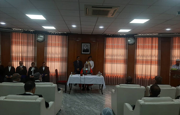 সুপ্রিম কোর্টের হাইকোর্ট বিভাগে নিয়োগ পাওয়া নতুন ১১ জন অতিরিক্ত বিচারপতিকে শপথবাক্য পাঠ করিয়েছেন প্রধান বিচারপতি হাসান ফয়েজ সিদ্দিকী। আজ বিকেল সাড়ে চারটার পর সুপ্রিম কোর্টের জাজেজ লাউঞ্জে এ শপথ অনুষ্ঠান হয়। ছবি: বিপ্লব দিক্ষিৎ