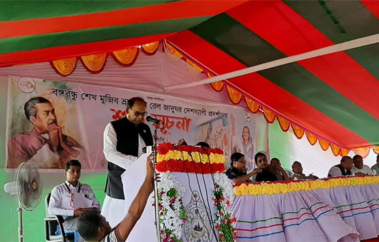 রেললাইনে এসে কেউ দুর্ঘটনার শিকার হলে তার দায়িত্ব রেল কর্তৃপক্ষের নয় বলে জানিয়েছেন রেলমন্ত্রী নুরুল ইসলাম সুজন। তিনি জানান, ট্রেন কাউকে ধাক্কা দেয় না, বরং বাইরে থেকে এসে ট্রেনকে ধাক্কা দেওয়া হয়। আজ বঙ্গবন্ধু শেখ মুজিব ভ্রাম্যমাণ রেল জাদুঘর উদ্বোধনের সময় তিনি এসব কথা বলেন। উদ্বোধন অনুষ্ঠানটি গোপালগঞ্জের রেলস্টেশনে হয়। ছবি: সিরাজুজ্জামান