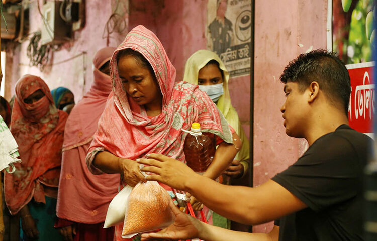 আজ থেকে শুরু হয়েছে ট্রেডিং কর্পোরেশন অব বাংলাদেশের (টিসিবি) আগস্ট মাসের পণ্য বিক্রয় কার্যক্রম। প্রথম দিনে বেশিরভাগ এলাকায় সাশ্রয়ী মূল্যে পণ্য কিনেছেন ফ্যামিলি কার্ডধারীরা। তবে কিছু কিছু এলাকার ডিলাররা বরাদ্দের পণ্য না পাওয়ায় খালি হাতেই ফিরেছেন অনেকে। আজ সরেজমিনে বাড্ডা, রামপুরা, হাজিপাড়া, মালিবাগ ও সেগুনবাগিচা এলাকা ঘুরে এমন চিত্র দেখা গেছে। ছবি: জাগো নিউজ