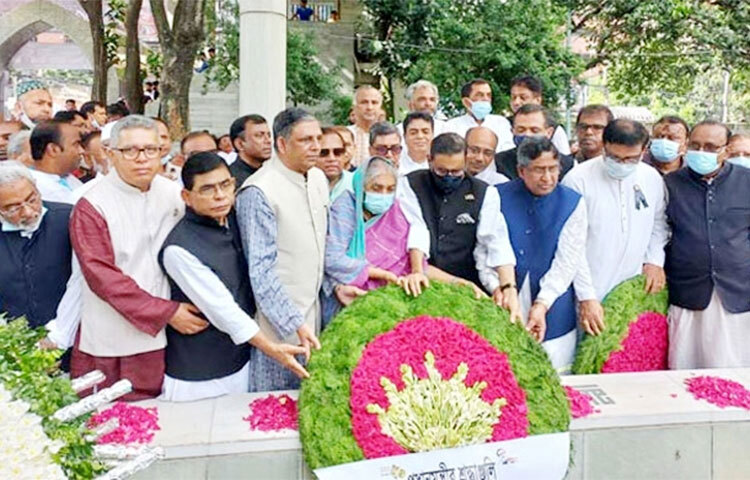 জাতির পিতা বঙ্গবন্ধু শেখ মুজিবুর রহমানের জ্যেষ্ঠপুত্র শেখ কামালের জন্মদিন উপলক্ষে আজ রাজধানীর বনানী কবরস্থানে তার সমাধিতে শ্রদ্ধা নিবেদন করেন বাংলাদেশ আওয়ামী লীগের নেতৃবৃন্দ। ছবি: জাগো নিউজ