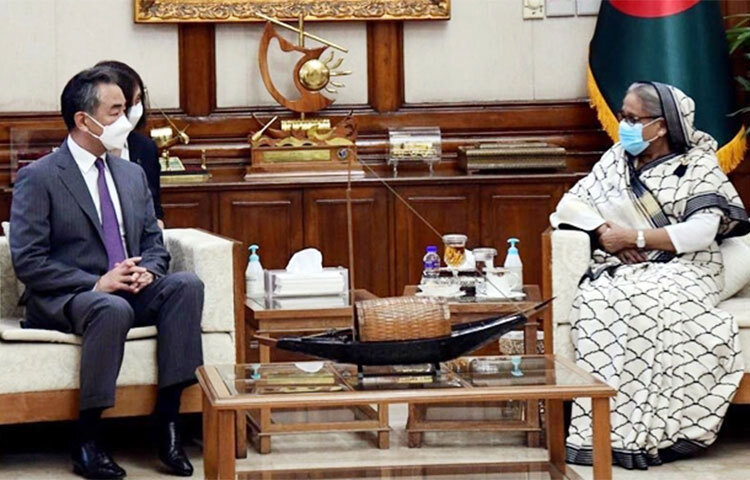 বাংলাদেশ ‘এক চীন নীতিতে’ বিশ্বাসী এ কথা পুনর্ব্যক্ত করে প্রধানমন্ত্রী শেখ হাসিনা বলেছেন, বাংলাদেশ চীনের সঙ্গে বন্ধুত্বকে মূল্যায়ন করে। আজ চীনা পররাষ্ট্রমন্ত্রী ওয়াং ই প্রধানমন্ত্রী শেখ হাসিনার সঙ্গে তার সরকারি বাসভবন গণভবনে সৌজন্য সাক্ষাৎ করতে গেলে তিনি এ কথা বলেন। ছবি: সংগৃহীত