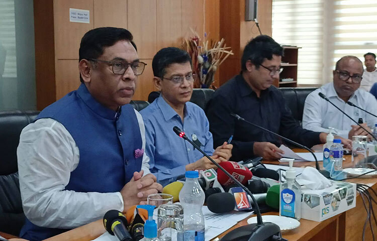 বিদ্যুৎ, জ্বালানি ও খনিজ সম্পদ প্রতিমন্ত্রী নসরুল হামিদ বলেছেন, ‘আমরা তেলের দাম বাড়াইনি বরং সমন্বয় করেছি। আরও সমন্বয় করতে হতে পারে। আন্তর্জাতিক বাজারে যদি তেলের দাম আরেকটু কমে, তবে আরেকটু কমিয়ে সমন্বয় করবো।’ আজ বিদ্যুৎ ভবনে ‘বাংলাদেশের জ্বালানি নিরাপত্তা: অস্থির বিশ্ববাজার’ শীর্ষক সেমিনারে প্রধান অতিথির বক্তব্যে তিনি এসব কথা বলেন। ছবি: জাগো নিউজ