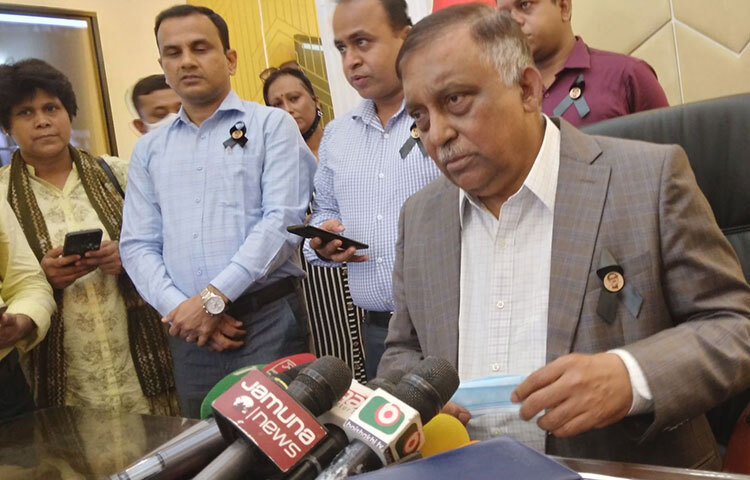 বাংলাদেশ পুলিশের মহাপরিদর্শক বেনজীর আহমেদ জেনেশুনেই যুক্তরাষ্ট্রে যাবেন বলে জানিয়েছেন স্বরাষ্ট্রমন্ত্রী আসাদুজ্জামান খান কামাল। আজ নিজ দপ্তরে সাংবাদিকদের প্রশ্নের জবাবে এ কথা জানান তিনি। এর আগে মন্ত্রীর সঙ্গে বাংলাদেশে নিযুক্ত মার্কিন রাষ্ট্রদূত পিটার ডি হাস সাক্ষাৎ করেন। ছবি: জাগো নিউজ