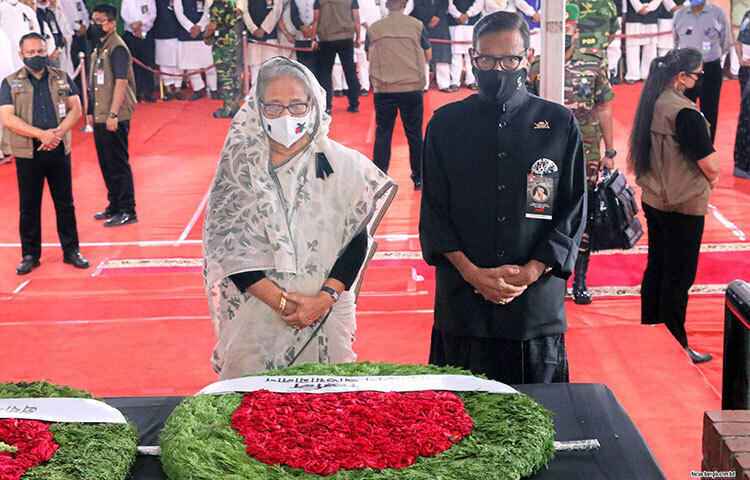 প্রধানমন্ত্রী ও আওয়ামী লীগ সভাপতি শেখ হাসিনা আজ বঙ্গবন্ধু অ্যাভিনিউয়ে দলের কেন্দ্রীয় কার্যালয়ের সামনে গ্রেনেড হামলা দিবস উপলক্ষে আওয়ামী লীগ আয়োজিত স্মরণসভায় যোগ দেন। এ সময় তিনি গ্রেনেড হামলায় নিহতের স্মৃতির প্রতি ফুল দিয়ে শ্রদ্ধা নিবেদন করেন। ছবি: ইয়াসিন কবির জয়