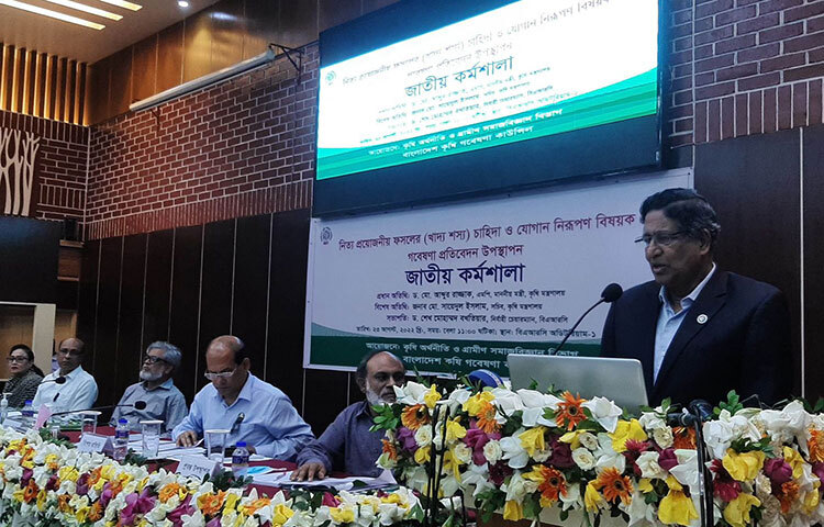 কৃষিমন্ত্রী ড. আব্দুর রাজ্জাক বলেছেন, জ্বালানি তেলের দাম বেশি। গ্রামগঞ্জে বেশির ভাগ সময় বিদ্যুৎ থাকছে না। সেচ সংকট তৈরি হয়েছে। আজ বাংলাদেশ কৃষি গবেষণা কাউন্সিল (বিএআরসি) মিলনায়তনে ধান, গমসহ ২৮টি ফসলের ভবিষ্যৎ চাহিদা ও জোগান নিরূপণে পরিচালিত গবেষণা প্রকাশ উপলক্ষে আয়োজিত অনুষ্ঠানে তিনি এসব কথা বলেন। ছবি: জাগো নিউজ