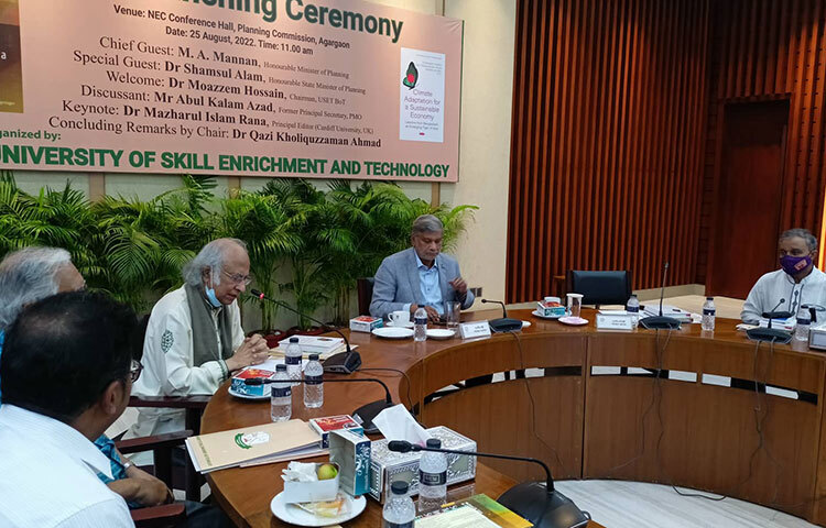 আমি যখন অর্থ মন্ত্রণালয়ে (অর্থ প্রতিমন্ত্রী) কাজ করতাম, তখন বাজেট তৈরির সময় বিভিন্ন স্টেক হোল্ডাররা তদবির করতে আসতো। পরিকল্পনামন্ত্রী এম এ মান্নান এমন মনমশব্য করেছেন। আজ নগরীর এনইসি সম্মেলন কক্ষে ‘ক্লাইমেট অ্যাডাপটেশন ফর এ সাসটেইনেবল ইকোনমি’ শীর্ষক বইয়ের মোড়ক উন্মোচন অনুষ্ঠানে মন্ত্রী এসব কথা বলেন। ছবি: জাগো নিউজ