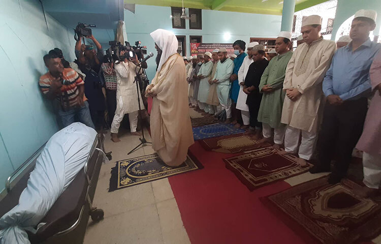 সাবেক নির্বাচন কমিশনার (ইসি), কবি ও শিশুসাহিত্যিক মাহবুব তালুকদারের নামাজে জানাজা অনুষ্ঠিত হয়েছে। আজ বাদ জুমা বায়তুল মোকাররম জাতীয় মসজিদে জানাজা অনুষ্ঠিত হয়। এর আগে তার মরদেহ বায়তুল মোকাররম জাতীয় মসজিদে আনা হয়। জুমার নামাজ শেষে জানাজা পড়ান বায়তুল মোকাররম জাতীয় মসজিদের খতিব হাফেজ মুফতি মাওলানা মো. রুহুল আমিন। ছবি: বিপ্লব দিক্ষিৎ