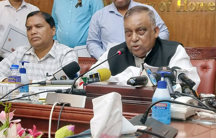 রোহিঙ্গা ক্যাম্পে সন্ত্রাসী কার্যক্রম ও মাদকের বিস্তার রোধে যৌথ বাহিনীর নেতৃত্বে অভিযান পরিচালিত হবে বলে জানিয়েছেন স্বরাষ্ট্রমন্ত্রী আসাদুজ্জামান খান কামাল। আজ সচিবালয়ে সাংবাদিকদের তিনি এ কথা জানান। বলপ্রয়োগে বাস্তুচ্যুত মিয়ানমারের নাগরিকদের সমন্বয়, ব্যবস্থাপনা ও আইনশৃঙ্খলা সংক্রান্ত জাতীয় কমিটির পঞ্চম সভা শেষে তিনি একথা জানান। ছবি: জাগো নিউজ