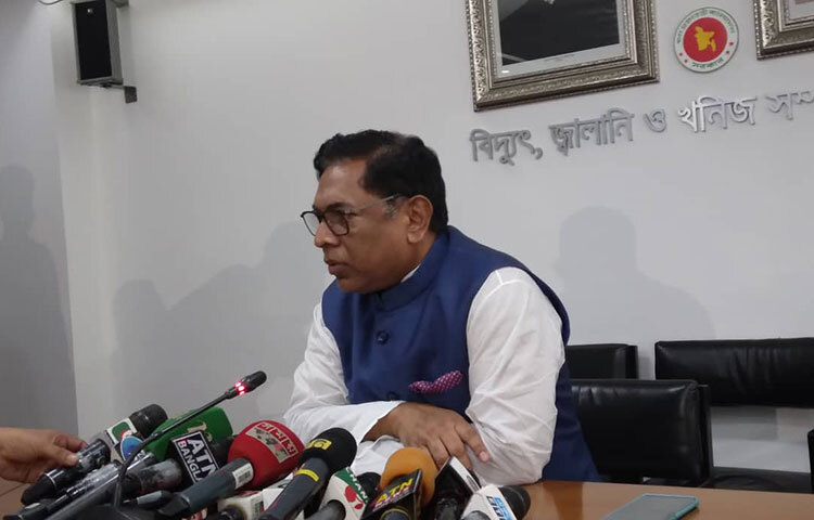 আগামী দু-একদিনের মধ্যে জ্বালানি তেলের দাম সমন্বয় করা হবে বলে জানিয়েছেন বিদ্যুৎ, জ্বালানি ও খনিজ সম্পদ প্রতিমন্ত্রী নসরুল হামিদ। আজ সচিবালয়ে সাংবাদিকদের সঙ্গে আলাপকালে প্রতিমন্ত্রী এ কথা জানান। ছবি: জাগো নিউজ