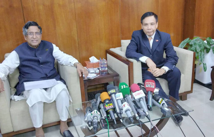 সারের কৃত্রিম সংকট ও কারসাজি রোধে সারাদেশে আগস্ট মাসে ৩৮৩টি ভ্রাম্যমাণ আদালত পরিচালনা করা হয়েছে। এর মাধ্যমে বিভিন্ন অনিয়মে জড়িত ৩৮৩জন ডিলার ও খুচরা ব্যবসায়ীকে ৫৭ লাখ ৬৮ হাজার টাকা জরিমানা করা হয়েছে। আজ সচিবালয়ে সাংবাদিকদের সঙ্গে আলাপকালে এ তথ্য জানান কৃষিমন্ত্রী মো. আব্দুর রাজ্জাক। ছবি: জাগো নিউজ