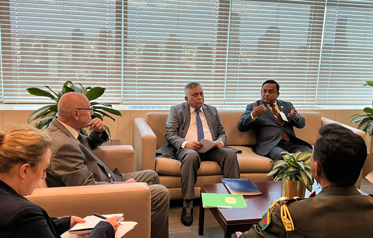 স্বরাষ্ট্রমন্ত্রী আসাদুজ্জামান খান কামালের নেতৃত্বে বাংলাদেশ প্রতিনিধিদলের সদস্য হিসেবে ইউনাইটেড ন্যাশনস চিফ অব পুলিশ সামিটে অংশগ্রহণের পাশাপাশি বাংলাদেশ পুলিশের মহাপরিদর্শক (আইজিপি) ড. বেনজীর আহমেদ জাতিসংঘ সদর দপ্তরে গাম্বিয়ার স্বরাষ্ট্রমন্ত্রী সেইয়াকো সনকো এবং জাতিসংঘের সন্ত্রাস দমন বিভাগের আন্ডার সেক্রেটারি জেনারেল ভ্লাদিমির ভরনোকভের সঙ্গে বৈঠক করেছেন। আজ পুলিশ সদর দপ্তরের এআইজি (মিডিয়া আ্যন্ড পিআর) মো. কামরুজ্জামান এ তথ্য জানান। ছবি: সংগৃহীত