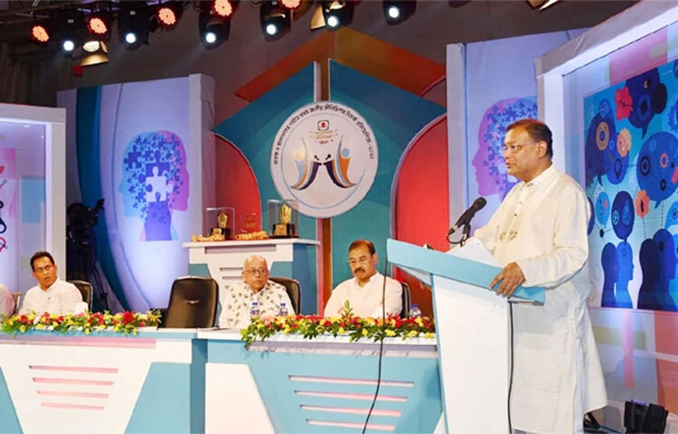 প্রধানমন্ত্রী শেখ হাসিনা বিতর্ক, ন্যায় এবং জ্ঞানভিত্তিক রাষ্ট্র গঠন করতে চান বলে মন্তব্য করেছেন তথ্য ও সম্প্রচারমন্ত্রী ড. হাছান মাহমুদ। আজ দুপুরে বাংলাদেশ টেলিভিশনের চট্টগ্রাম কেন্দ্র আয়োজিত স্নাতক ও স্নাতকোত্তর পর্যায়ে প্রথম জাতীয় টেলিভিশন বিতর্ক প্রতিযোগিতার পুরস্কার বিতরণ অনুষ্ঠানে তিনি এসব কথা বলেন। ছবি: ইকবাল হোসেন