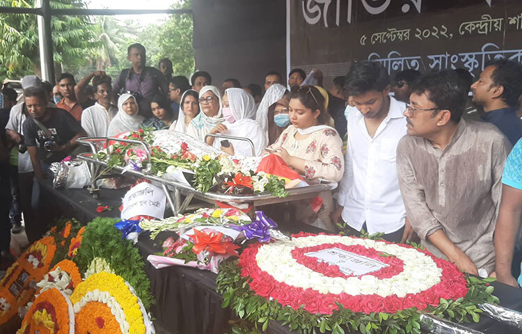 স্বাধীনতা ও একুশে পদকপ্রাপ্ত কিংবদন্তী গীতিকবি গাজী মাজহারুল আনোয়ারের প্রতি জাতীর শ্রদ্ধা জানাতে তার মরদেহ শহীদ মিনারে নেয়া হয়। এসময় সর্বস্তরের মানুষের ঢল নামে তাকে একবার শ্রদ্ধা জানাতে। আজ সকাল ১০টায় তার মরদেহ কেন্দ্রীয় শহীদ মিনারে নেওয়া হয়। সেখানে রাষ্ট্রীয়ভাবে সম্মাননা গার্ড অব অনার দেওয়া হয়। ছবি: মাহবুব আলম
