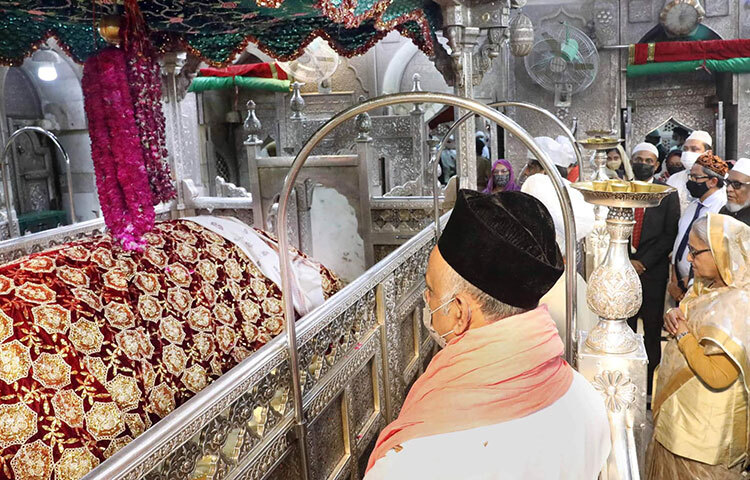 ভারতের রাজস্থানের আজমির শরিফে সুফি সাধক হযরত খাজা মঈনুদ্দিন চিশতির দরগাহ জিয়ারত করেছেন প্রধানমন্ত্রী শেখ হাসিনা। এসময় সেখানে নফল নামাজ আদায় এবং দোয়া ও মোনাজাত করেছেন তিনি। ছবি: ইয়াসিন কবির জয়