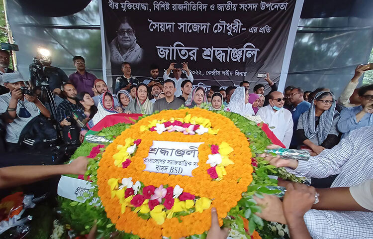 সর্বস্তরের মানুষ শ্রদ্ধা জানাতে জাতীয় সংসদের উপনেতা ও আওয়ামী লীগের সভাপতিমণ্ডলীর সদস্য সৈয়দা সাজেদা চৌধুরীর মরদেহ ঢাকার কেন্দ্রীয় শহীদ মিনারে নিয়ে যাওয়া হয়। আজ দুপুরে তার মরদেহ শহীদ মিনারের সামনে নিয়ে গেলে সেখানে আওয়ামী লীগ, আওয়ামী যুবলীগ, স্বেচ্ছাসেবক লীগ, ছাত্রলীগ, ১৪ দলীয় জোট, সমাজকর্মী ও সাংস্কৃতিক সংগঠনের গুণীজনরা তাকে শ্রদ্ধা জানান। ছবি: বিপ্লব দিক্ষিৎ