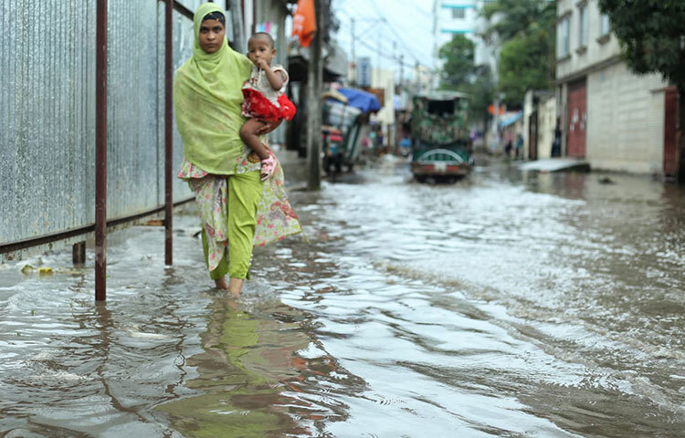 বৃষ্টিতে ডুবে গেছে রাজধানী দক্ষিণখানের মাজার সংলগ্ন সড়ক। এতে চলাচলে দুর্ভোগে পড়েছেন এলাকাবাসী। ছবি: মাহবুব আলম