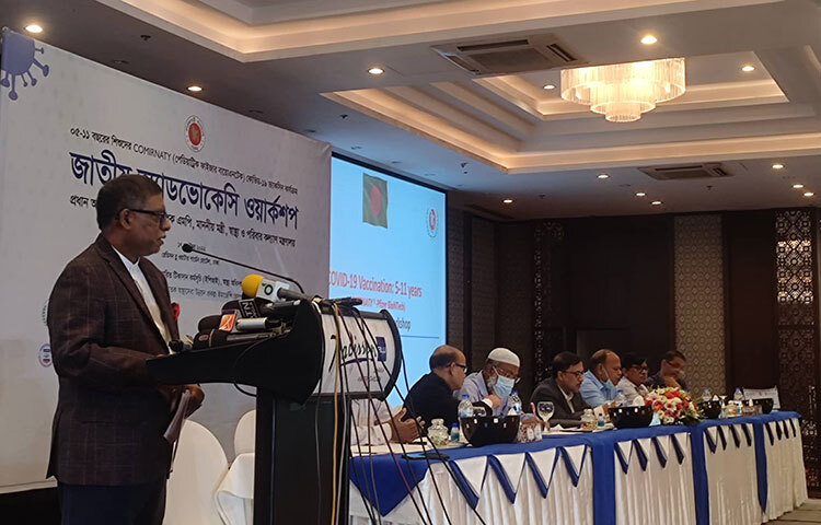 আগামী ৩ অক্টোবরের পর থেকে প্রথম ও দ্বিতীয় ডোজ টিকা দেওয়া বন্ধ হয়ে যাবে বলে জানিয়েছেন স্বাস্থ্যমন্ত্রী জাহিদ মালেক। তিনি বলেন, যারা এখনো প্রথম ডোজ ও দ্বিতীয় ডোজ নেন নাই, তারা ৩ অক্টোবরের পর আর ভ্যাকসিন (টিকা) পাবেন না। আজ রাজধানীর হোটেল র‌্যাডিসন-ব্লুতে আয়োজিত অনুষ্ঠানে তিনি এ কথা বলেন। ছবি: জাগো নিউজ