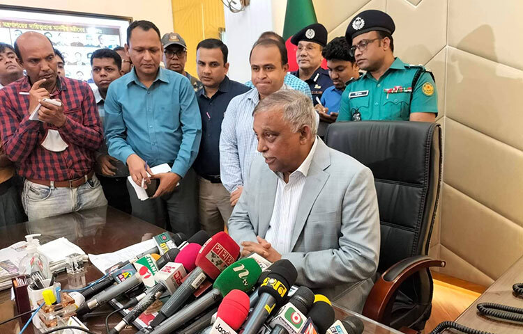 মিয়ানমারের মর্টার শেলে বাংলাদেশে হতাহতের পরিপ্রেক্ষিতে স্বরাষ্ট্রমন্ত্রী আসাদুজ্জামান খান কামাল বলেছেন, বাংলাদেশের সীমান্তরক্ষী বাহিনী বর্ডার গার্ড বাংলাদেশ (বিজিবি) যথেষ্ঠ শক্তিশালী। তারা আধুনিক যন্ত্রপাতি দিয়ে সজ্জিত রয়েছে। আজ সচিবালয়ে নিজ দপ্তরে সাংবাদিকদের প্রশ্নের জবাবে স্বরাষ্ট্রমন্ত্রী এ কথা জানান। ছবি: জাগো নিউজ