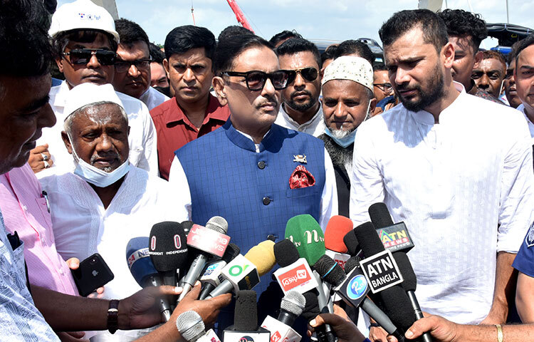 বাংলাদেশের ভূখণ্ডে মিয়ানমার থেকে সম্প্রতি কয়েক দফায় গোলা নিক্ষেপ প্রসঙ্গে সড়ক পরিবহন ও সেতুমন্ত্রী ওবায়দুল কাদের বলেছেন, বাংলাদেশ যুদ্ধ চায় না, শান্তি চায়। তবে পরিস্থিতি পর্যবেক্ষণ করা হচ্ছে। আজ সকালে সড়কপথে গোপালগঞ্জের কাশিয়ানীর উপজেলার মধুমতি নদীর ওপর নির্মিত কালনা সেতুর কাজের অগ্রগতি পরিদর্শন শেষে সাংবাদিকদের প্রশ্নের জবাবে তিনি এ কথা বলেন। ছবি: জাগো নিউজ