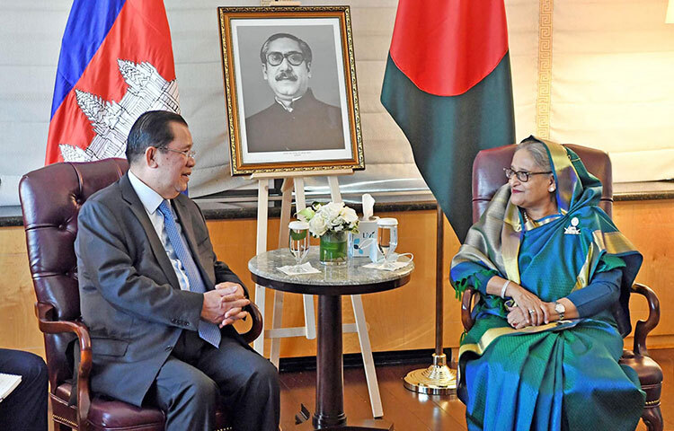 বাংলাদেশ ও কম্বোডিয়ার মধ্যে বাণিজ্যিক সহযোগিতার ক্ষেত্র সম্প্রসারণে উভয় দেশ মুক্ত বাণিজ্য চুক্তি স্বাক্ষরে সম্মত হয়েছে। উভয় দেশের প্রধানমন্ত্রী এ ব্যাপারে সম্মত হওয়ায় এটি স্বাক্ষর হতে যাচ্ছে। জাতিসংঘ সাধারণ পরিষদের ৭৭তম অধিবেশনের ফাঁকে বাংলাদেশের প্রধানমন্ত্রী শেখ হাসিনা ও কম্বোডিয়ার প্রধানমন্ত্রী সামদেক আক্কা মোহা সেনা পাদেই টেকো হুন এক দ্বিপক্ষীয় বৈঠকে মুক্ত বাণিজ্য চুক্তি করতে সম্মত হন। ছবি: ইয়াসিন কবির জয়