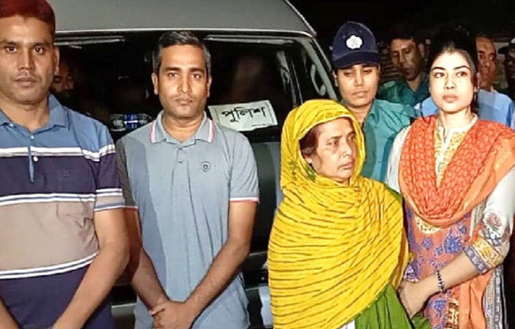 খুলনার মহেশ্বরপাশায় নিখোঁজ হওয়া রহিমা বেগমকে অক্ষত অবস্থায় ফরিদপুর থেকে উদ্ধার করা হয়েছে। নিখোঁজের ২৯ দিন পর ফরিদপুরের বোয়ালমারী উপজেলার সদর ইউনিয়নের সৈয়দপুর থেকে তাকে উদ্ধার করেছে আইনশৃঙ্খলা বাহিনী। গতকাল (২৪ সেপ্টেম্বর) রাত পৌনে ১১টার দিকে তাকে উদ্ধার করা হয়। ছবি: জাগো নিউজ