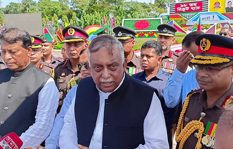 স্বরাষ্ট্রমন্ত্রী আসাদুজ্জামান খান কামাল বলেছেন, আমাদের সীমান্তে কাউকে ঢুকতে দেব না। আরাকান আর্মি, বিজিপি, বিচ্ছিন্নতাবাদী কিংবা যারাই হোক, তাদের আমাদের সীমান্তে প্রবেশ করতে দেওয়া হবে না। আজ দুপুরে চট্টগ্রামের সাতকানিয়ার বায়তুল ইজ্জতে বিজিবির ৯৮তম রিক্রুট ব্যাচ নবীন সৈনিকদের প্রশিক্ষণ সমাপনী কুচকাওয়াজ অনুষ্ঠান শেষে সাংবাদিকদের এক প্রশ্নের জবাবে তিনি এ কথা বলেন। ছবি: জাগো নিউজ