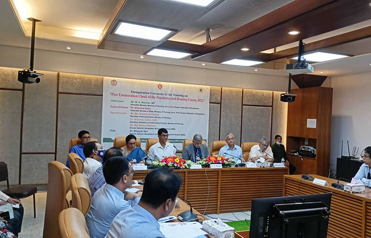 জ্বালানি তেলের মূল্যবৃদ্ধি হলেও সরকারের নানা উদ্যোগের কারণে দ্রব্যমূল্যের পাগলাঘোড়া বাগে এসেছে বলে দাবি করেছেন পরিকল্পনামন্ত্রী এম এ মান্নান। আজ বাংলাদেশ উন্নয়ন গবেষণা প্রতিষ্ঠানের (বিআইডিএস) সম্মেলন কক্ষে জনশুমারি পরবর্তী যাচাই (পিইসি) জরিপ কার্যক্রমে নিয়োজিত তথ্য সংগ্রহকারী, সুপারভাইজার ও সুপারভাইজিং কর্মকর্তাদের প্রশিক্ষণের উদ্বোধনী অনুষ্ঠানে মন্ত্রী এ দাবি করেন। ছবি: জাগো নিউজ